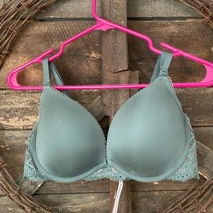 VICTORIA SECRET DREAM ANGELS PUSH UP BRA 38C. NWOT